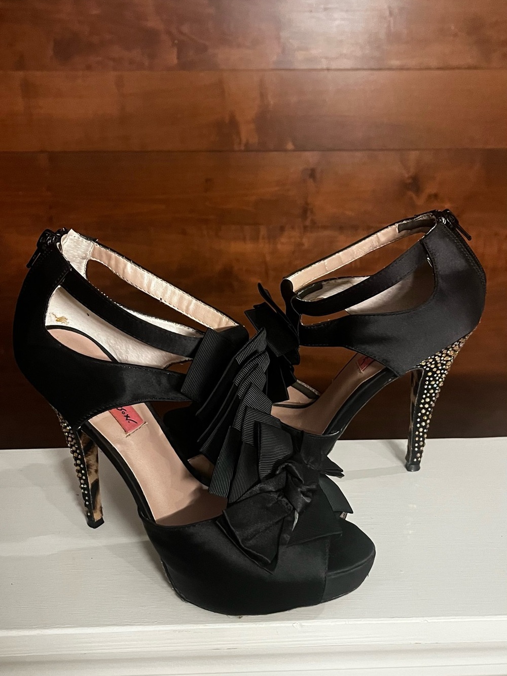 Betsey Johnson "Iconnn" Platform Bow Bedazzled Heel Peeptoe Stilettos size 8